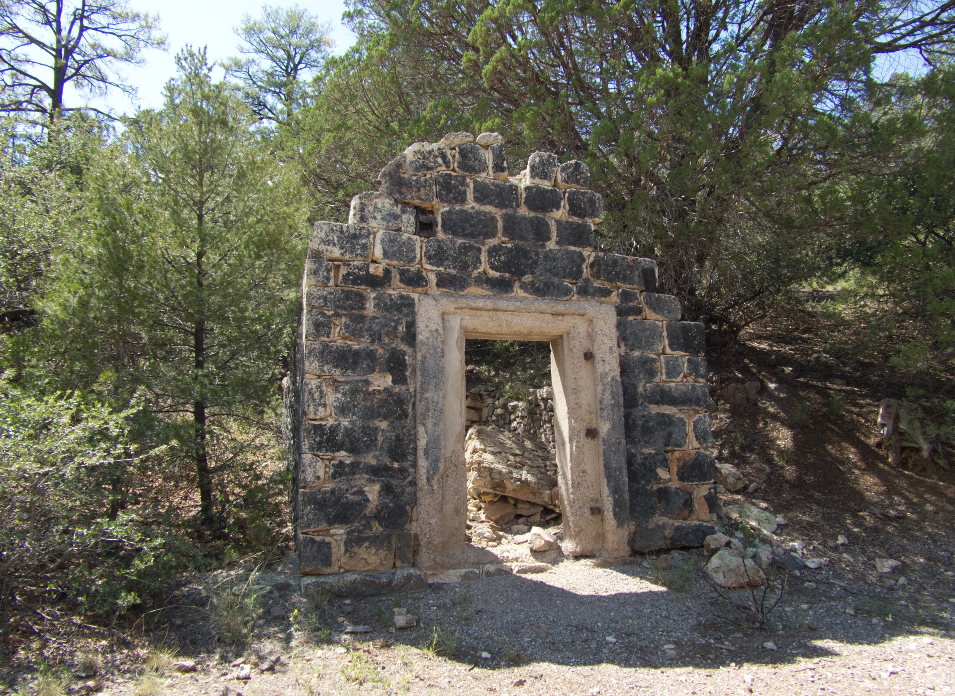powder house at the Fannie Hill mine