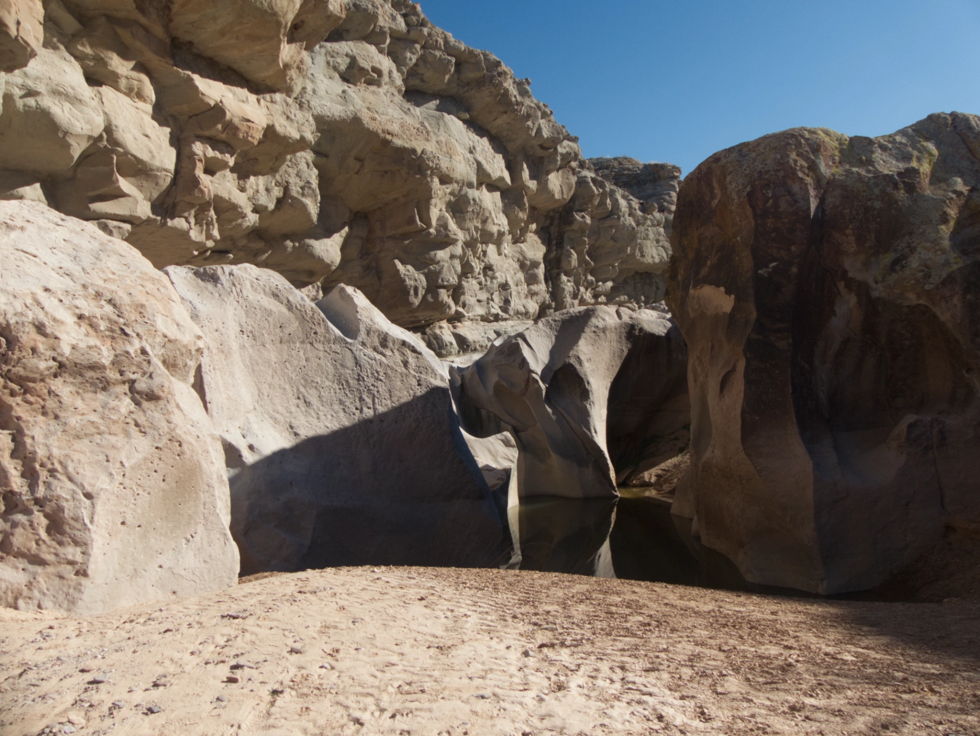 mouth of canyon with scuplted white rocks